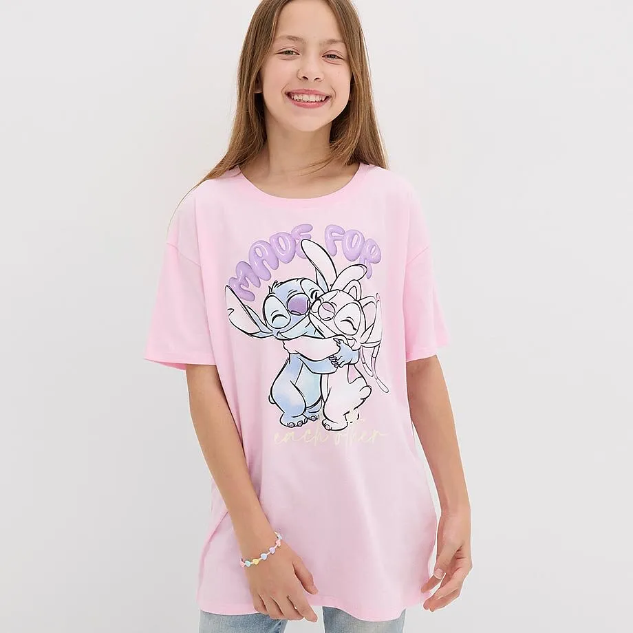 Simpatica maglietta rosa con stampa di Stitch e Angel, abbinata a un paio di jeans.