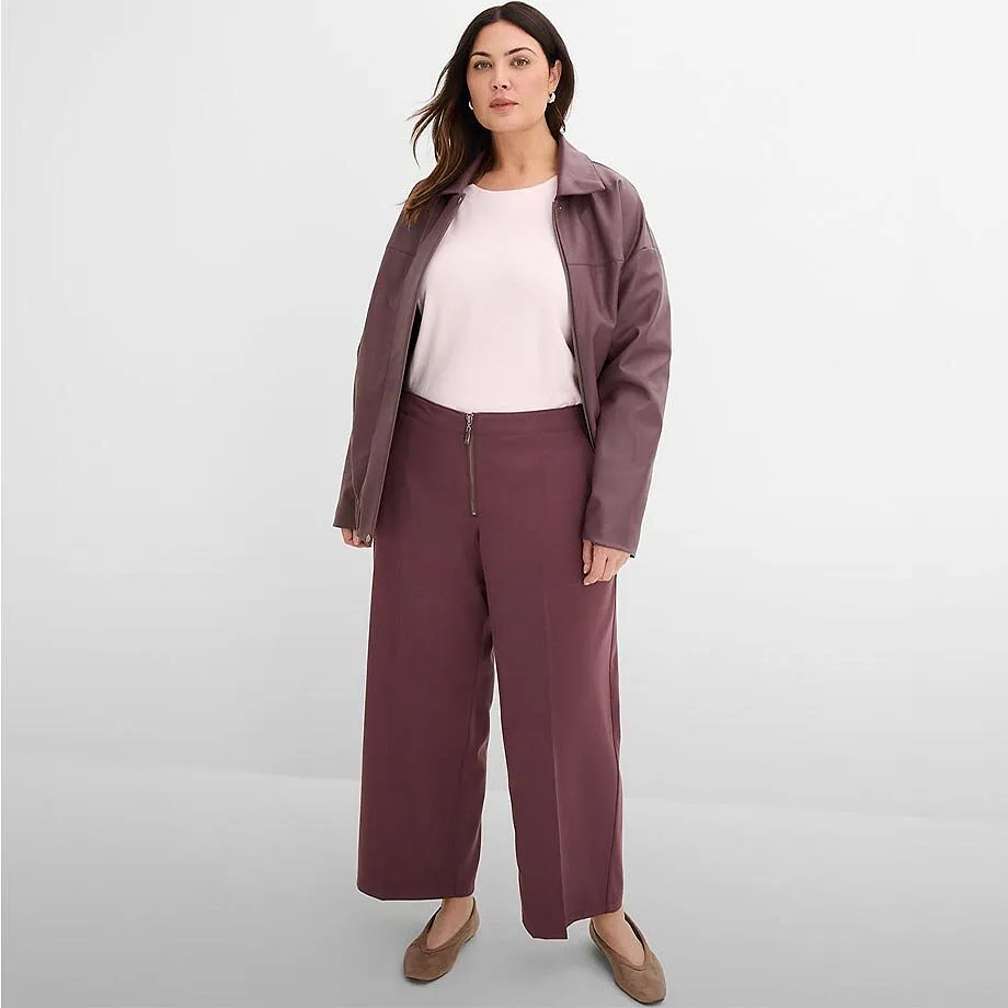 Pantaloni larghi, giacca casual e maglietta chiara nei toni delle bacche.