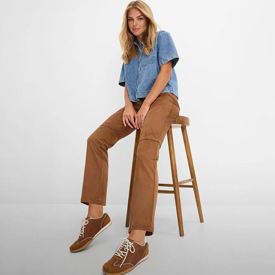 Camicia casual in denim, pantaloni marroni e sneaker abbinate.