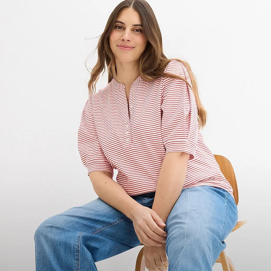 Rot-wei&szlig; gestreiftes Shirt mit Puff&auml;rmeln und bequeme Jeans.