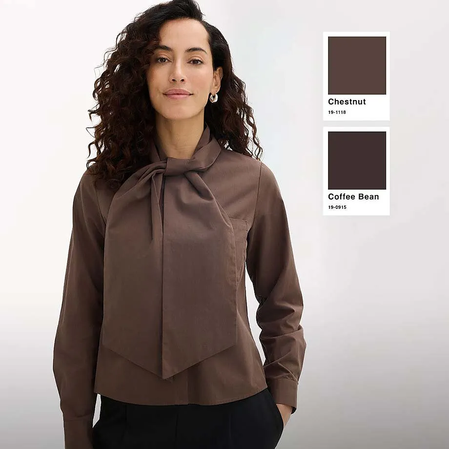 Elegante camicetta marrone con fiocco al collo, perfetta nelle tonalit&agrave; Chestnut e Coffee Bean.