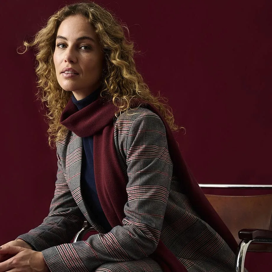 Un blazer a quadri, un dolcevita blu scuro e un&rsquo;elegante sciarpa color bordeaux.
