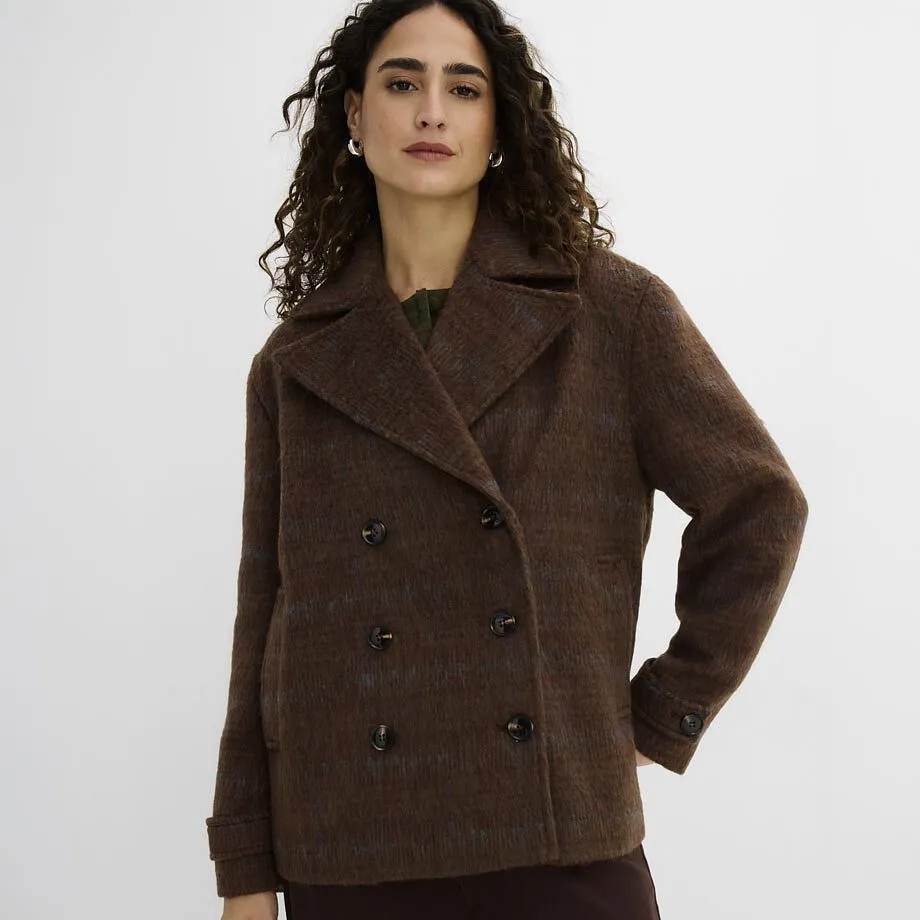 Elegante cappotto corto marrone con superficie testurizzata e abbottonatura a doppiopetto.