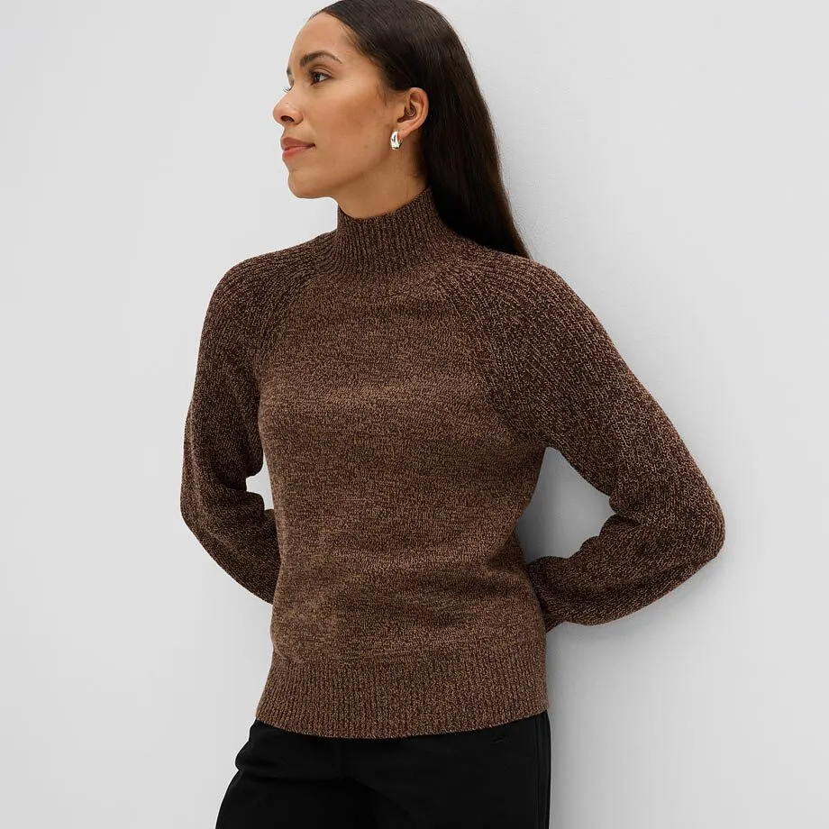 Maglione lavorato a maglia marrone sfumato con collo alto e pantaloni neri per un look elegante.