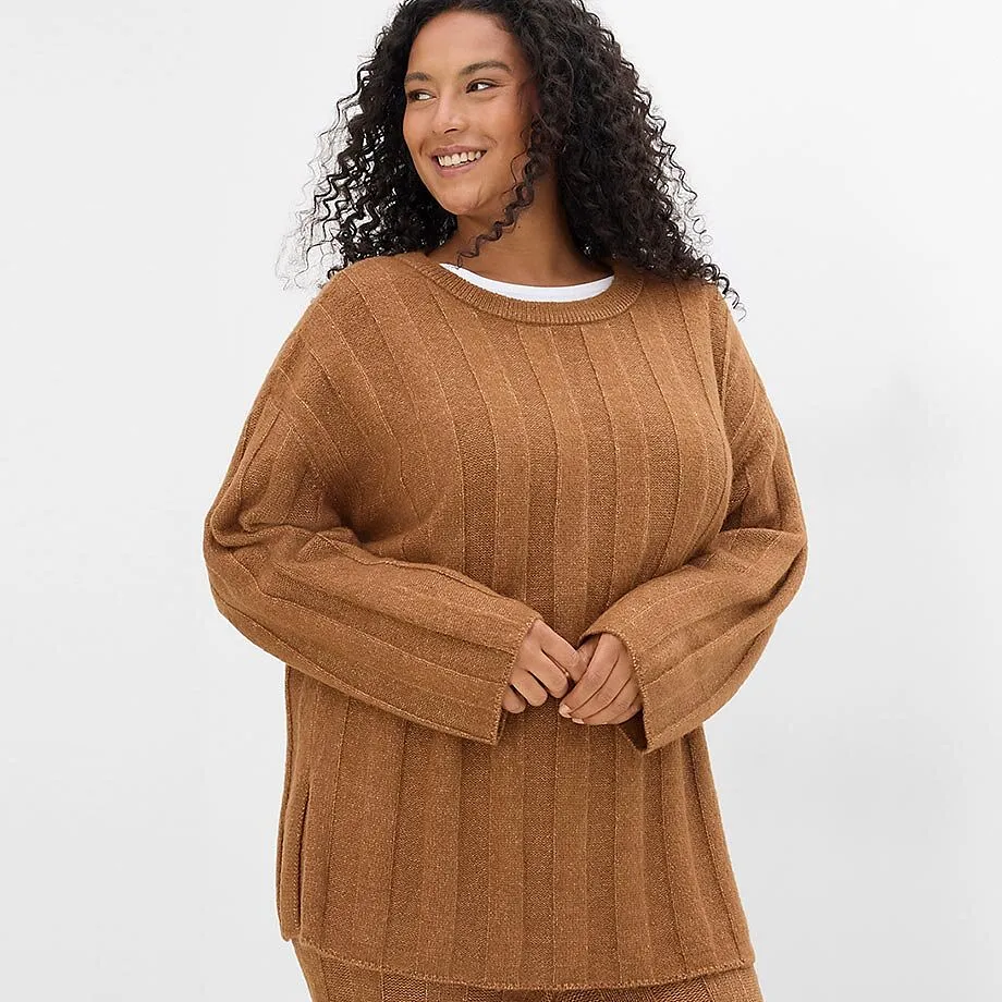 Un maglione marrone a coste e pantaloni abbinati per un look comodo.
