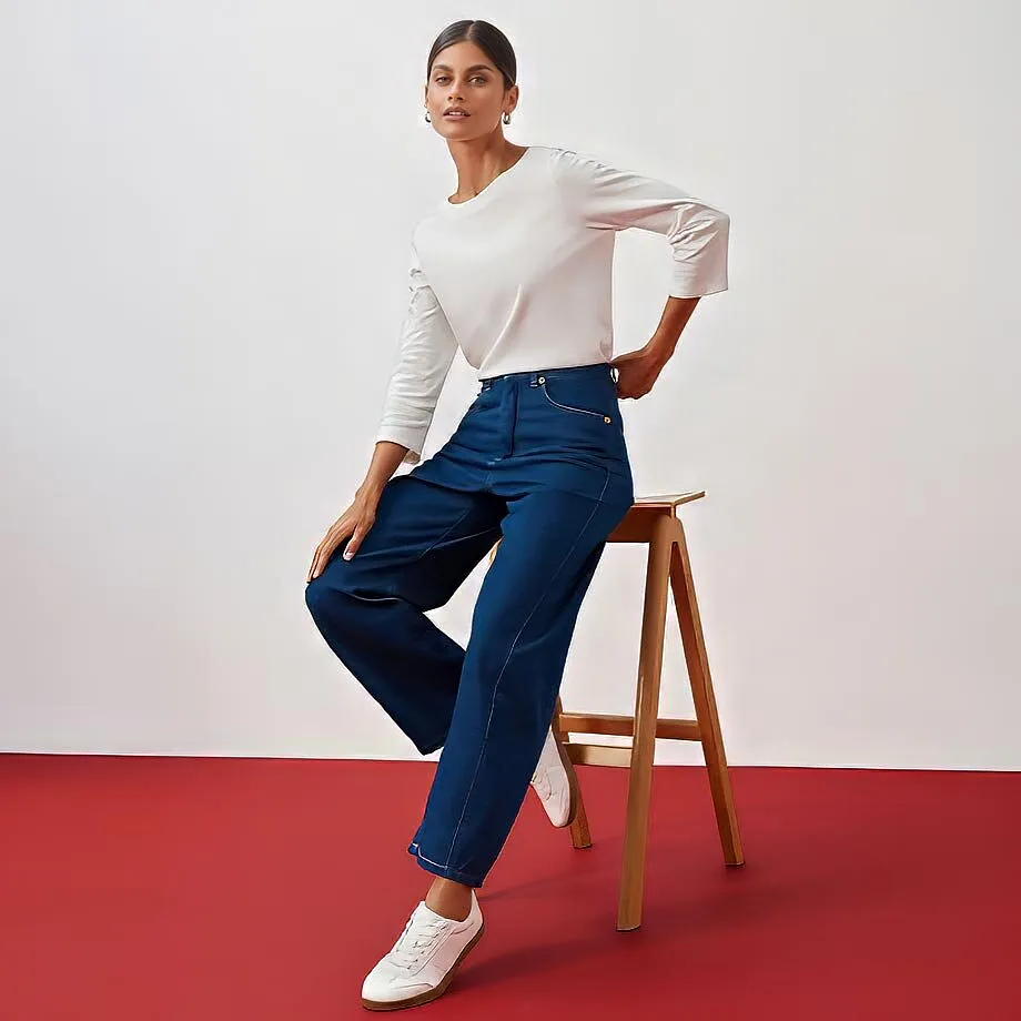 Maglietta bianca, jeans blu e scarpe da ginnastica bianche.