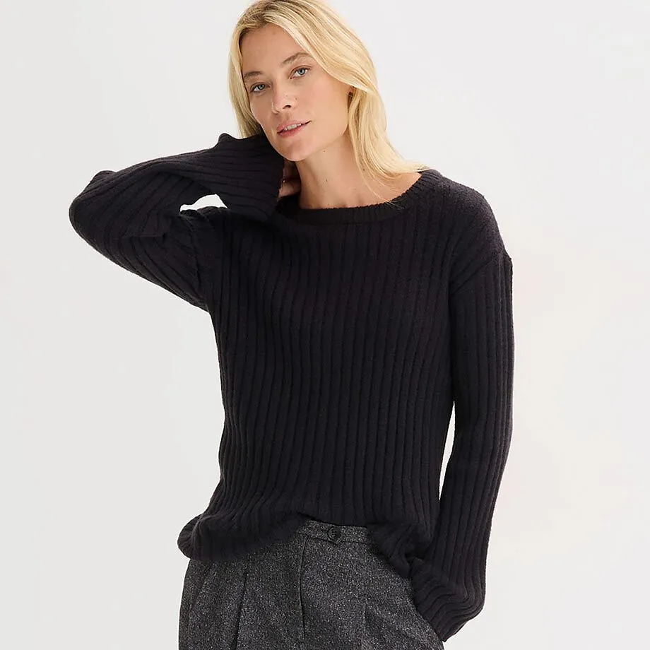 Semplice maglione nero lavorato a maglia con scollo rotondo.