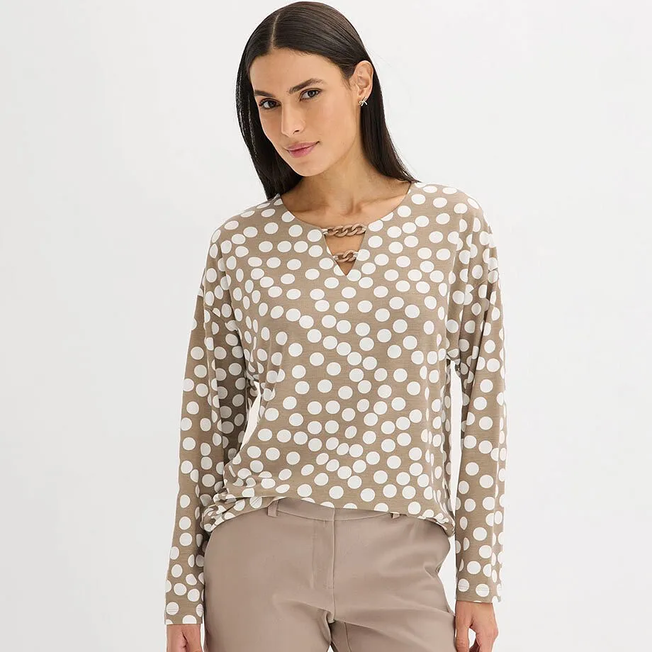 Maglia a maniche lunghe beige con pois bianchi e scollo a V.