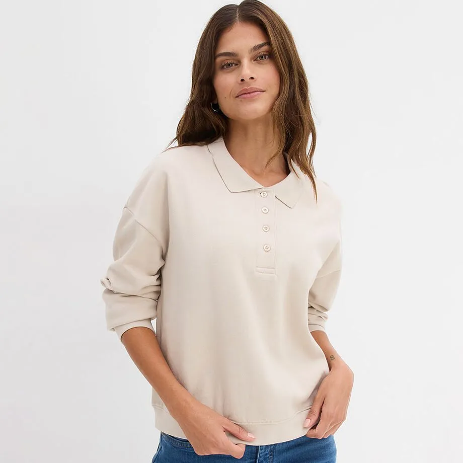Felpa beige con collo polo. 