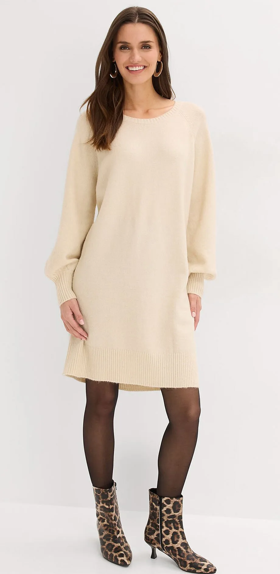 Abito in maglia color crema con maniche lunghe.