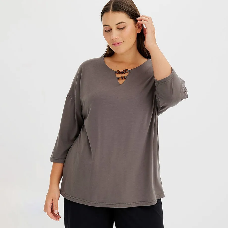 Maglia color oliva scuro con scollo a V, maniche a tre quarti e decorazione con perline di legno.