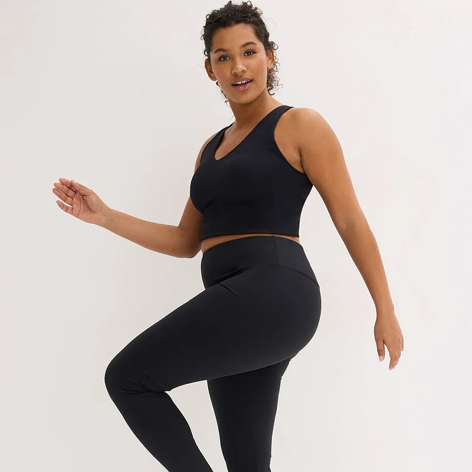 Reggiseno sportivo nero e leggings sportivi neri.