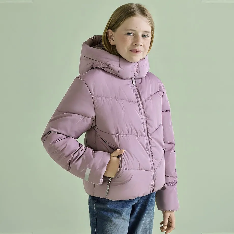 La ragazzina indossa una calda giacca invernale rosa.
