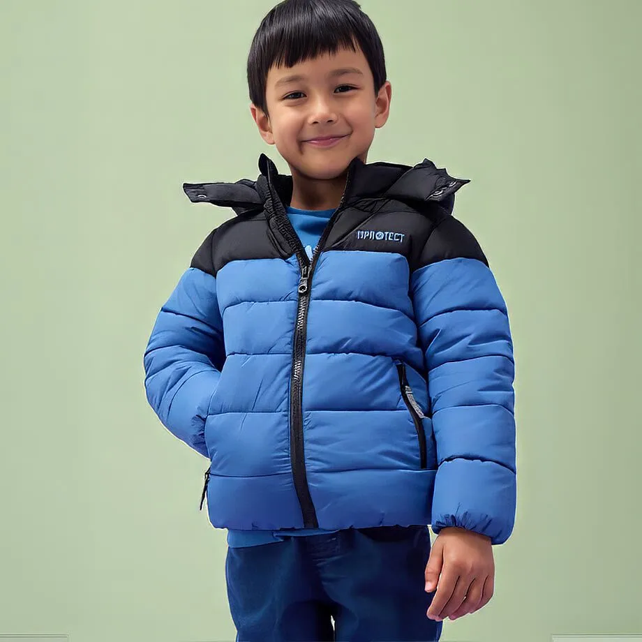 Il bambino indossa una giacca corta trapuntata blu e nera.