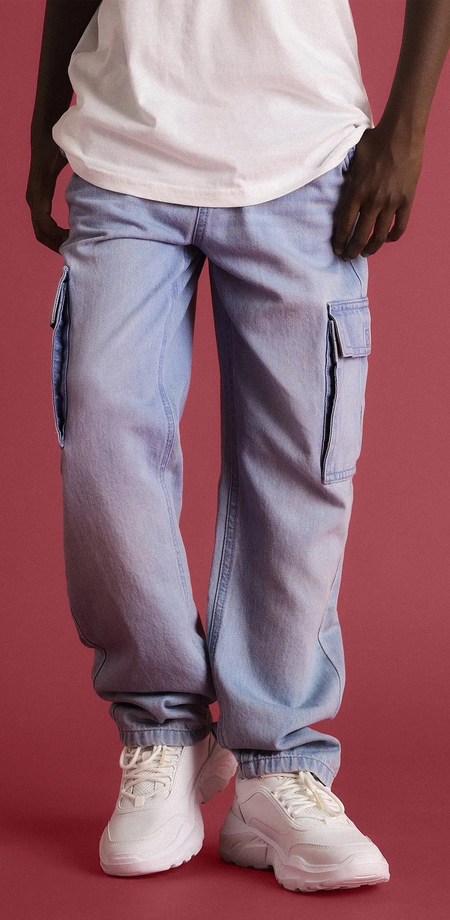 I jeans blu e le sneakers bianche creano un look casual.