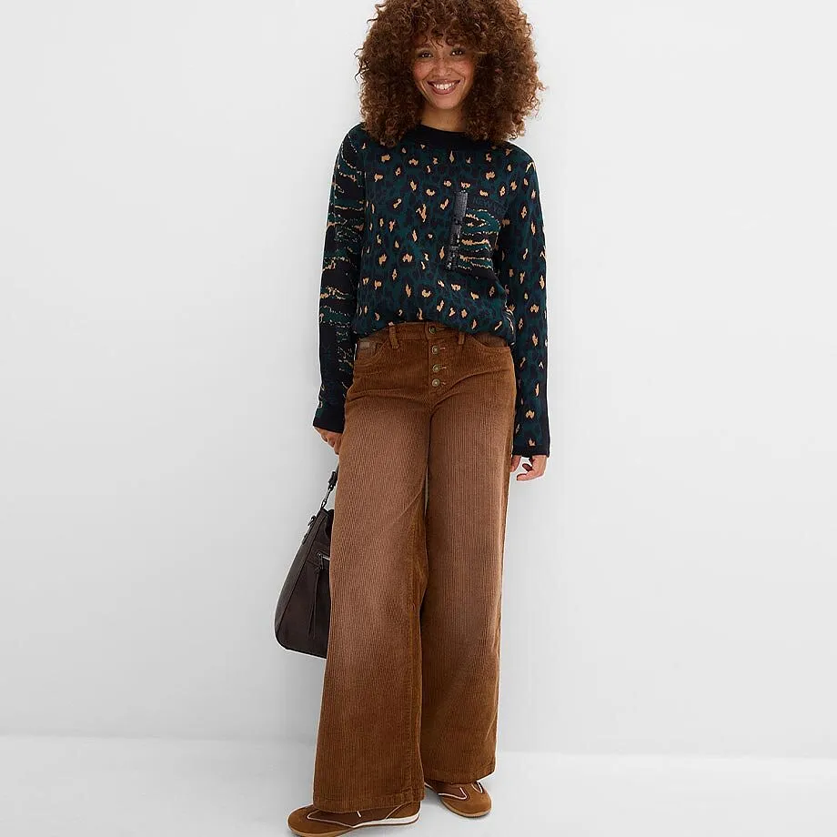 Maglione con motivo leopardato, pantaloni di velluto a coste marroni, scarpe e borsa abbinate.