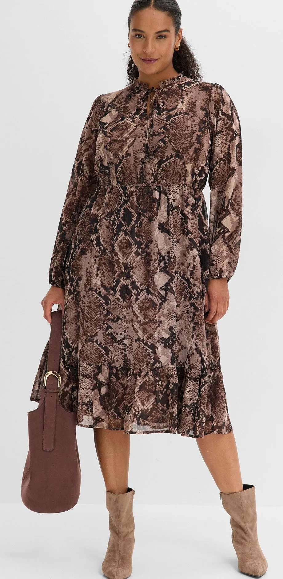 Elegante abito con stampa serpente e maniche lunghe, abbinato a stivali e borsetta coordinati.