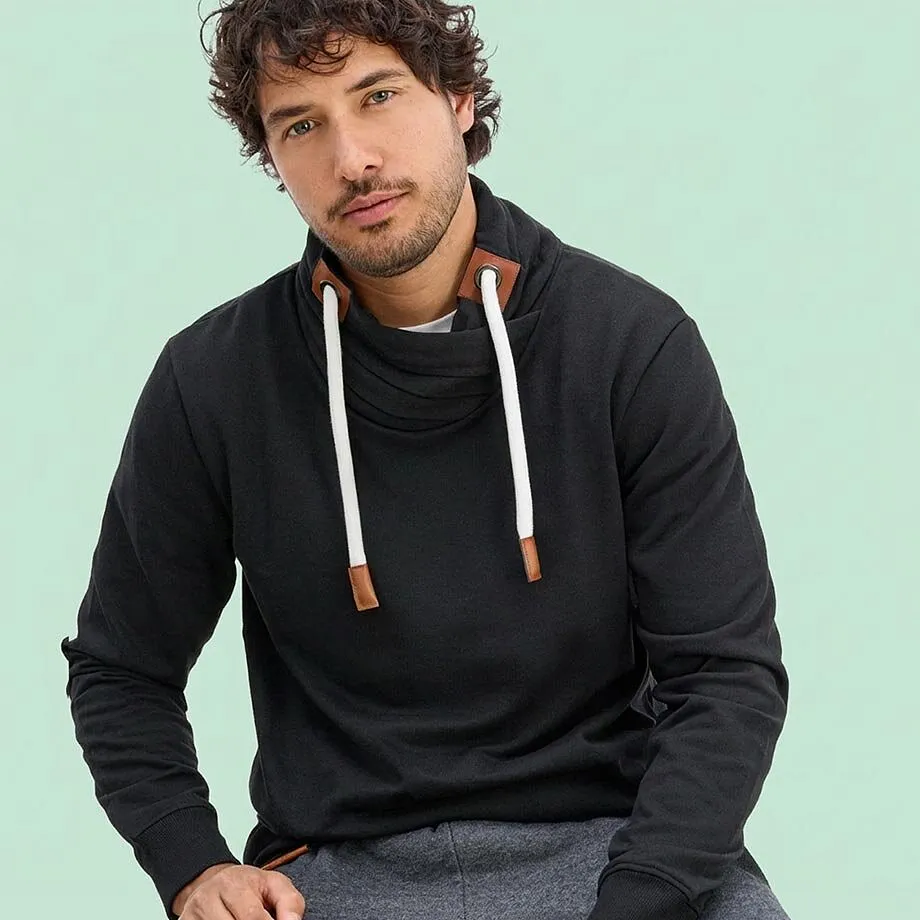 Felpa nera con cappuccio, con un elegante collo alto e cordoncini bianchi, abbinata a pantaloni grigi.