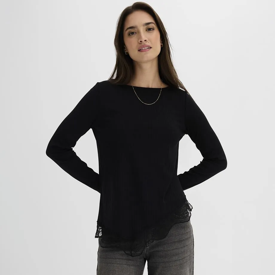 Maglietta nera a maniche lunghe a costine con un elegante bordo in pizzo, abbinata a un paio di jeans grigi dal look casual.