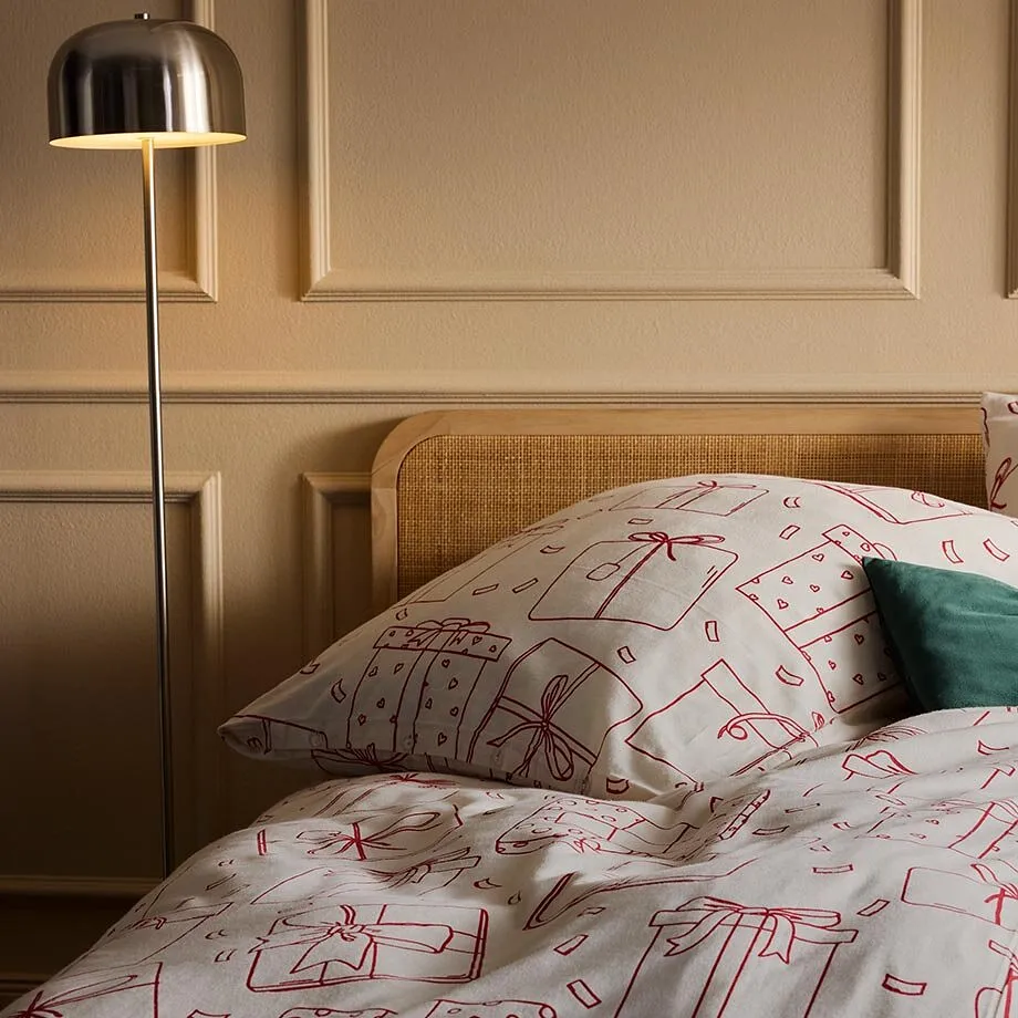 Accanto al letto c'&egrave; una lampada argentata.