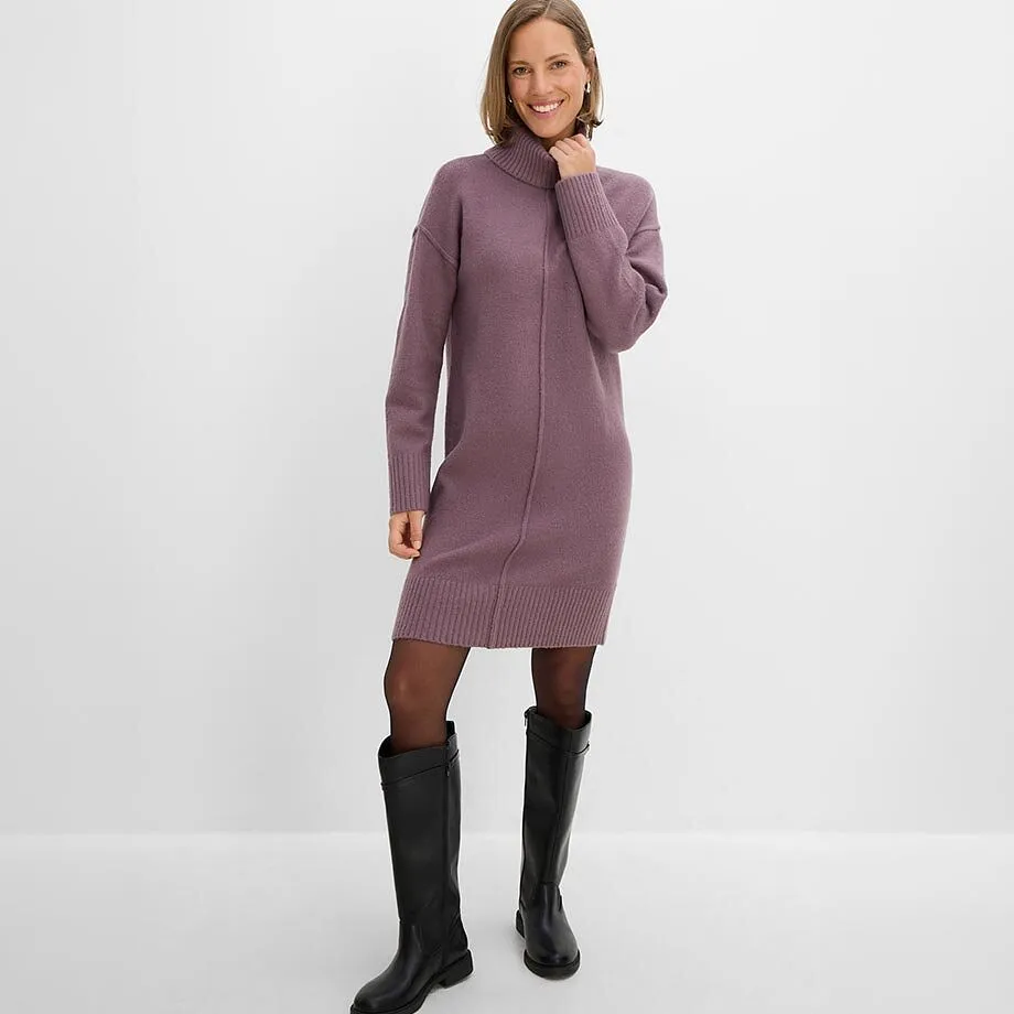 Elegante abito in maglia viola con collo alto, abbinato a collant neri e stivali alti.