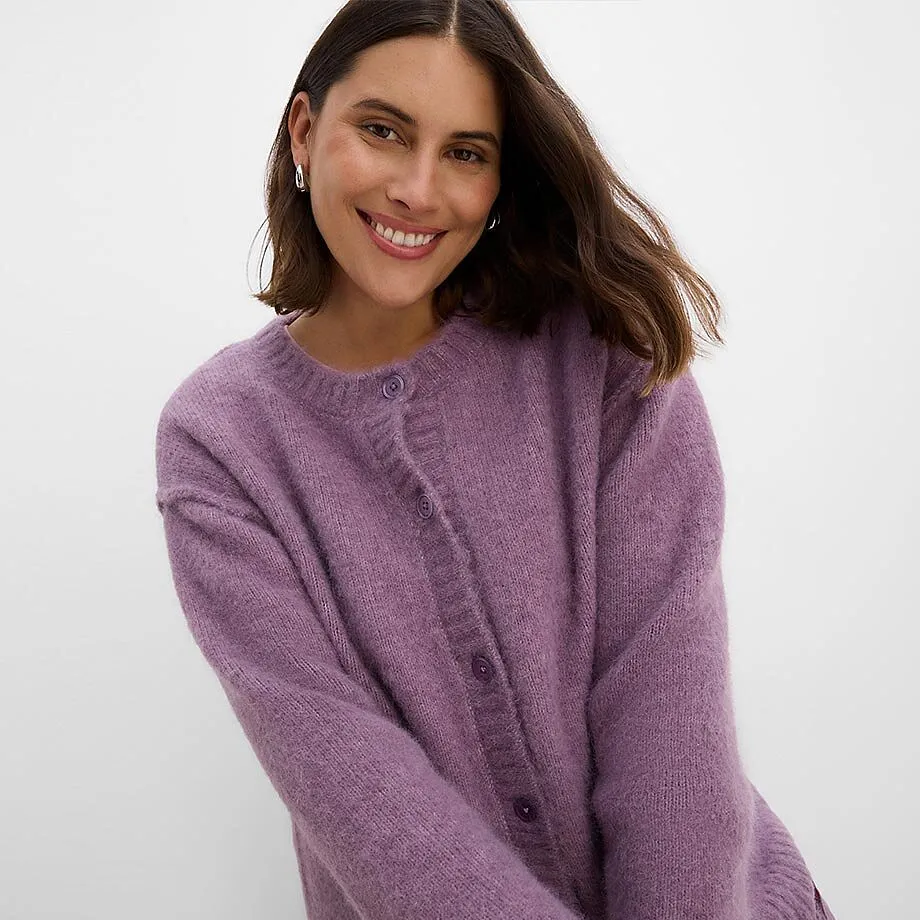 Cardigan caldo, morbido e color lilla con abbottonatura. Perfetto per le giornate fresche.