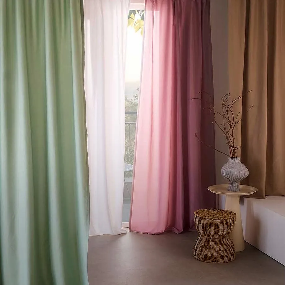 Tende verdi, rosa e bianche.