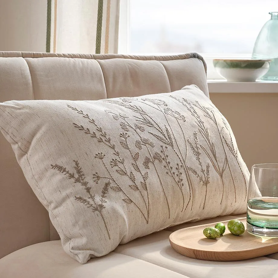 Elegante cuscino con ricami delicati.