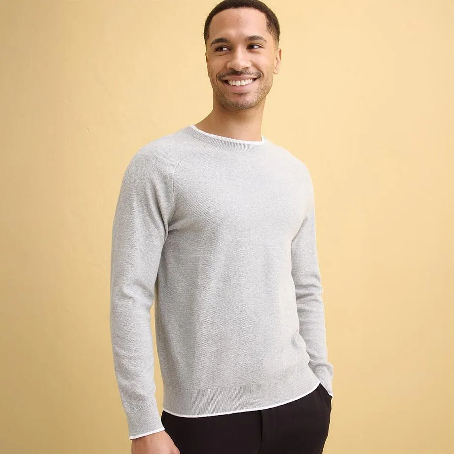 Maglione in maglia fine grigio chiaro con scollo rotondo.