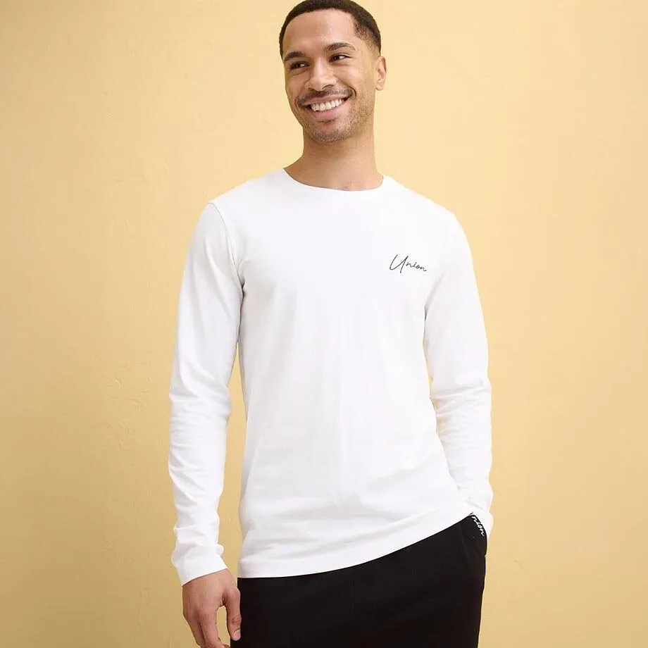 Maglietta bianca a maniche lunghe con scollo rotondo.