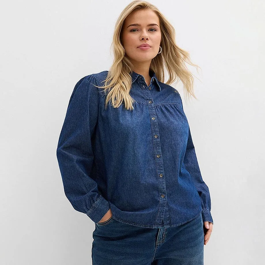 Camicia blu in jeans con maniche lunghe e abbottonatura.