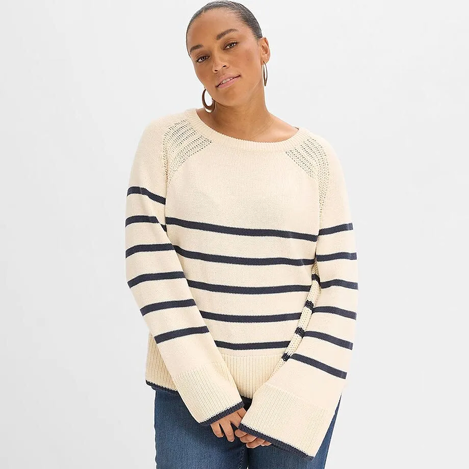 Maglione a righe bianco e blu abbinato a jeans blu.