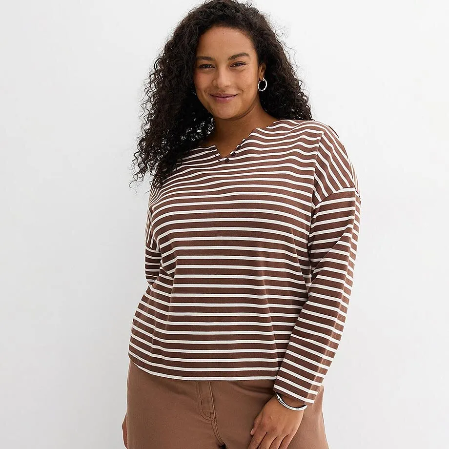 Felpa marrone e bianca con maniche lunghe.