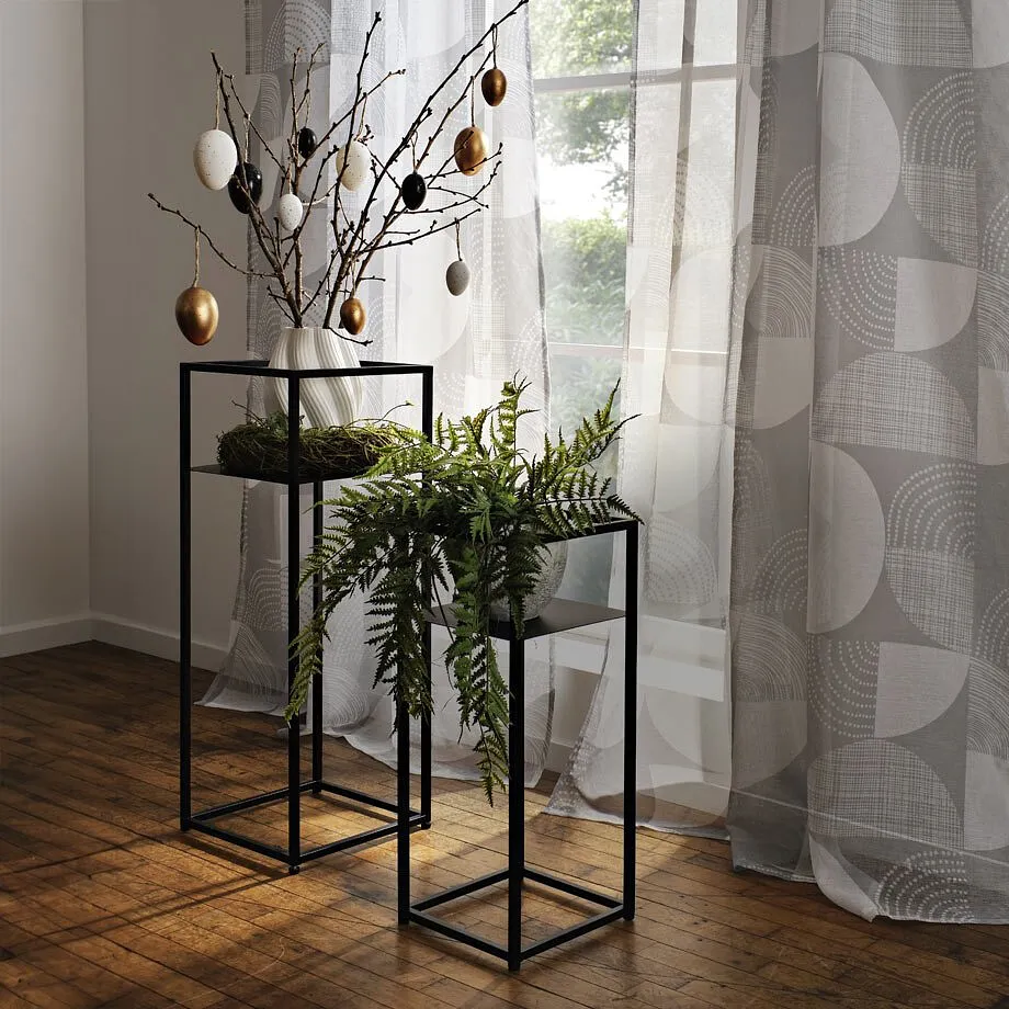 Semplici decorazioni pasquali in bianco e nero.