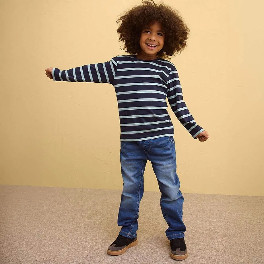 Maglia a righe a maniche lunghe blu e bianca, abbinata a jeans.