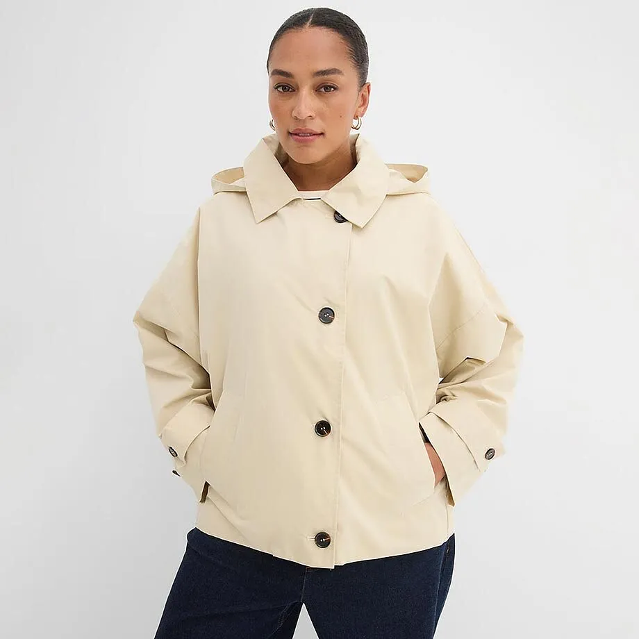 Giacca color crema con bottoni e colletto.