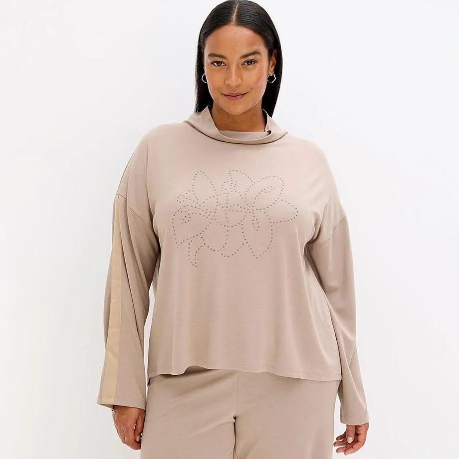 Maglia beige con maniche lunghe.