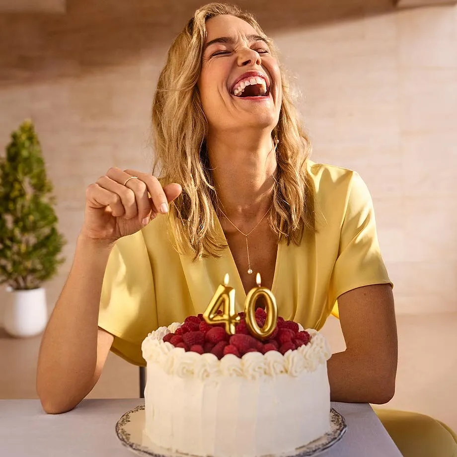 Atmosfera allegra in giallo estivo: un abito giallo arioso per la torta di compleanno con frutti rossi. 