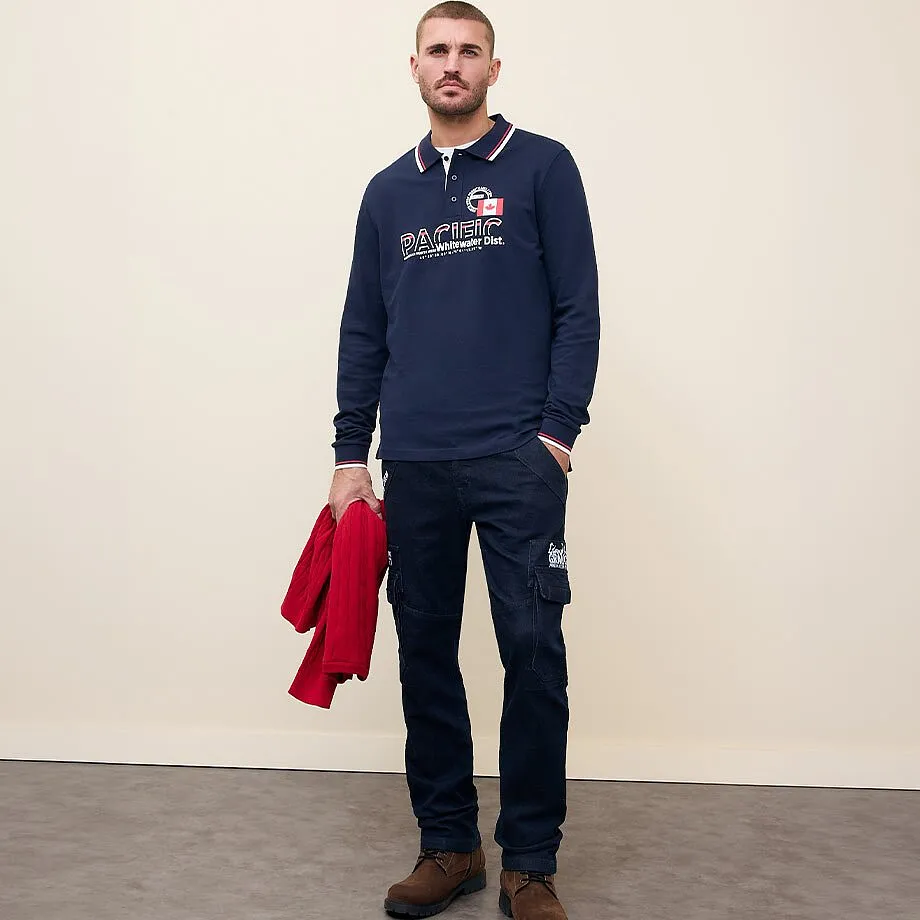 Look sportivo con maglia a maniche lunghe blu scuro e jeans.