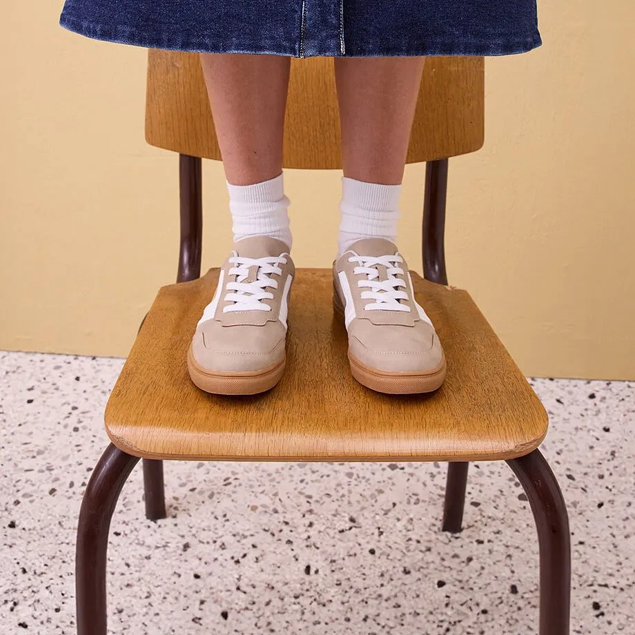 Gonna di jeans, calzini bianchi e sneaker beige.