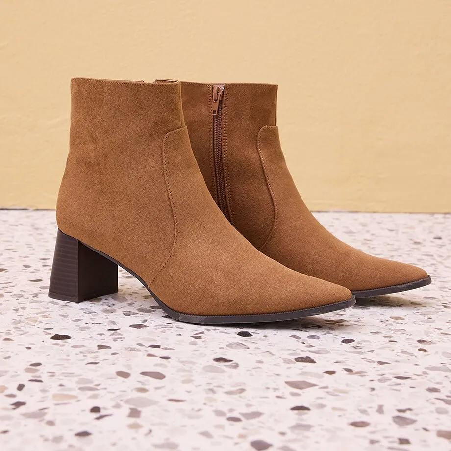 Eleganti stivaletti marroni con punta affusolata.