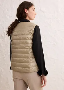 Gilet trapuntato leggero con piume riciclate, bonprix