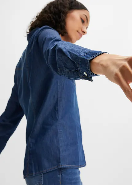 Camicia in jeans con impunture in colore a contrasto e tasche applicate