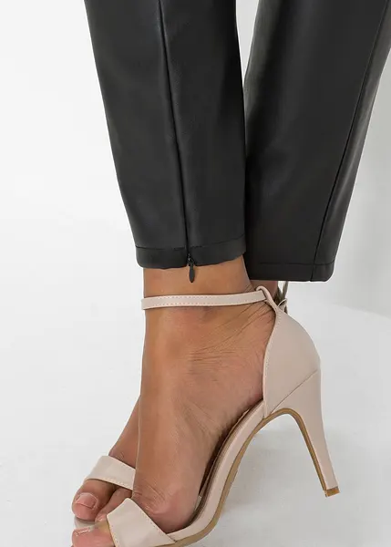 Pantaloni molto femminili in similpelle Nero