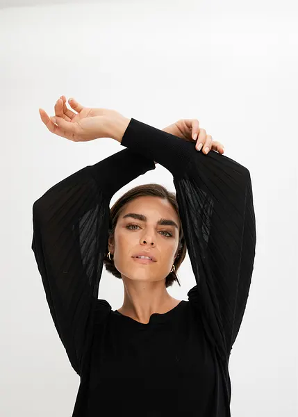 Maglione moderno con maniche particolari - nero