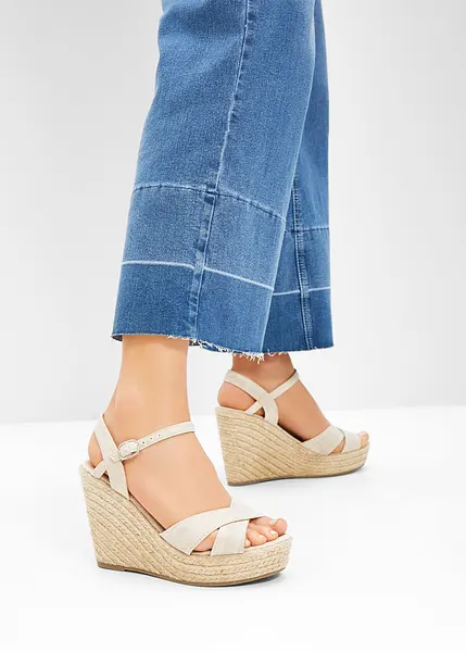 Deliziosi sandali con zeppa in corda e fasce incrociate sul davanti