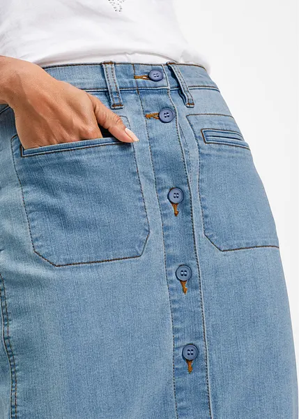 Gonna di jeans ricca di fascino con bottoni e tasche applicate