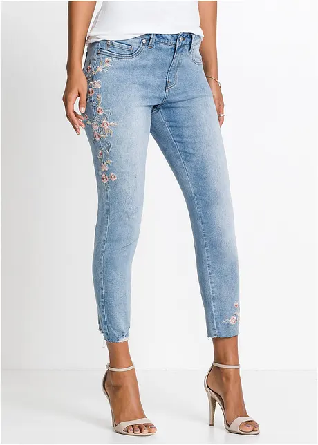 Jeans con ricami a vita media, bonprix