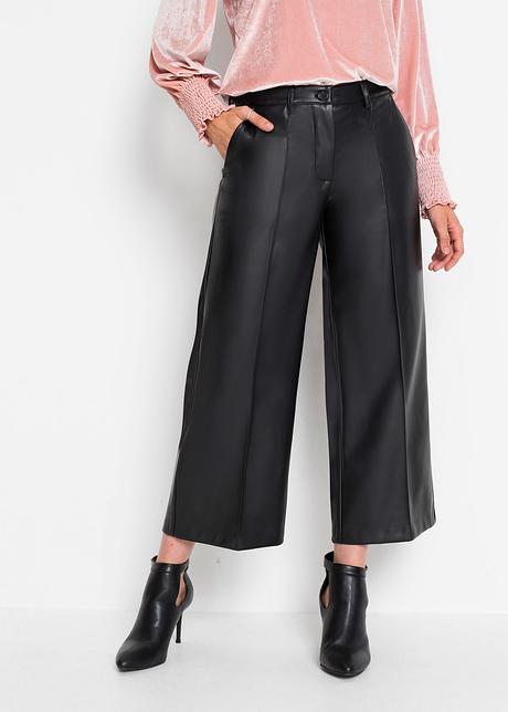 Pantaloni in similpelle stilosi con borchie moderne, in stile pantaloni  culotte. - Nero