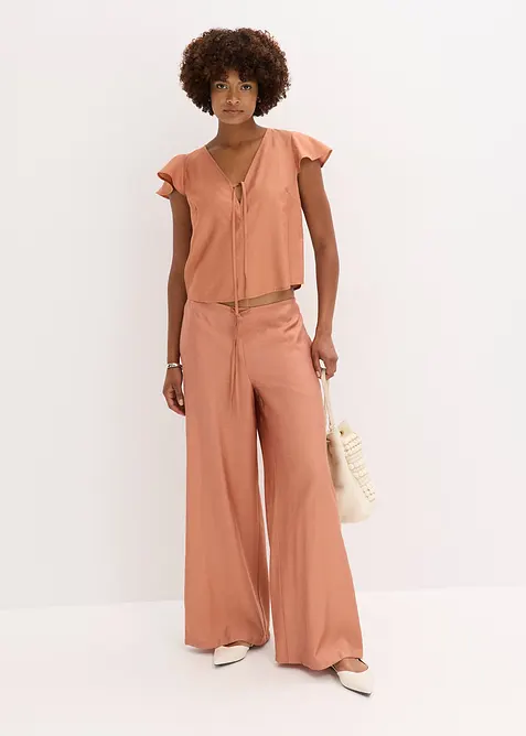 Blusa con effetto lucido e maniche a volant, bonprix